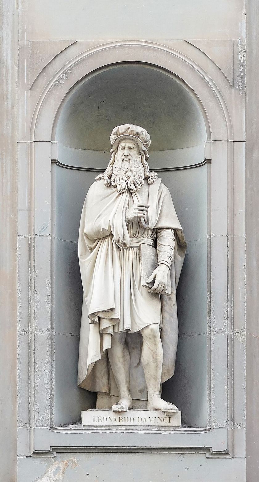 Statue of Leonardo da Vinci outside the Uffizi